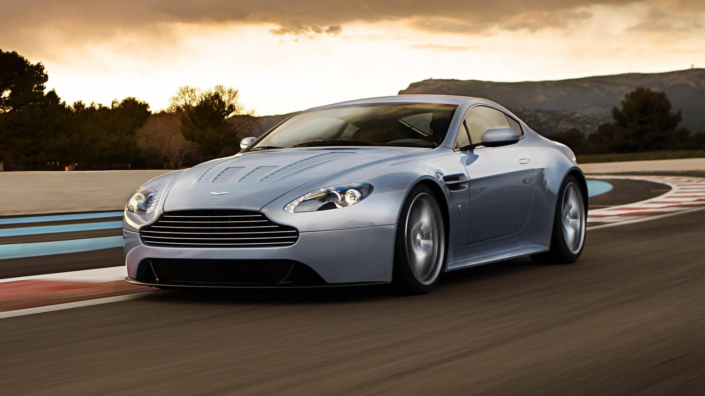 Aston Martin V8 Vantage Wallpapers