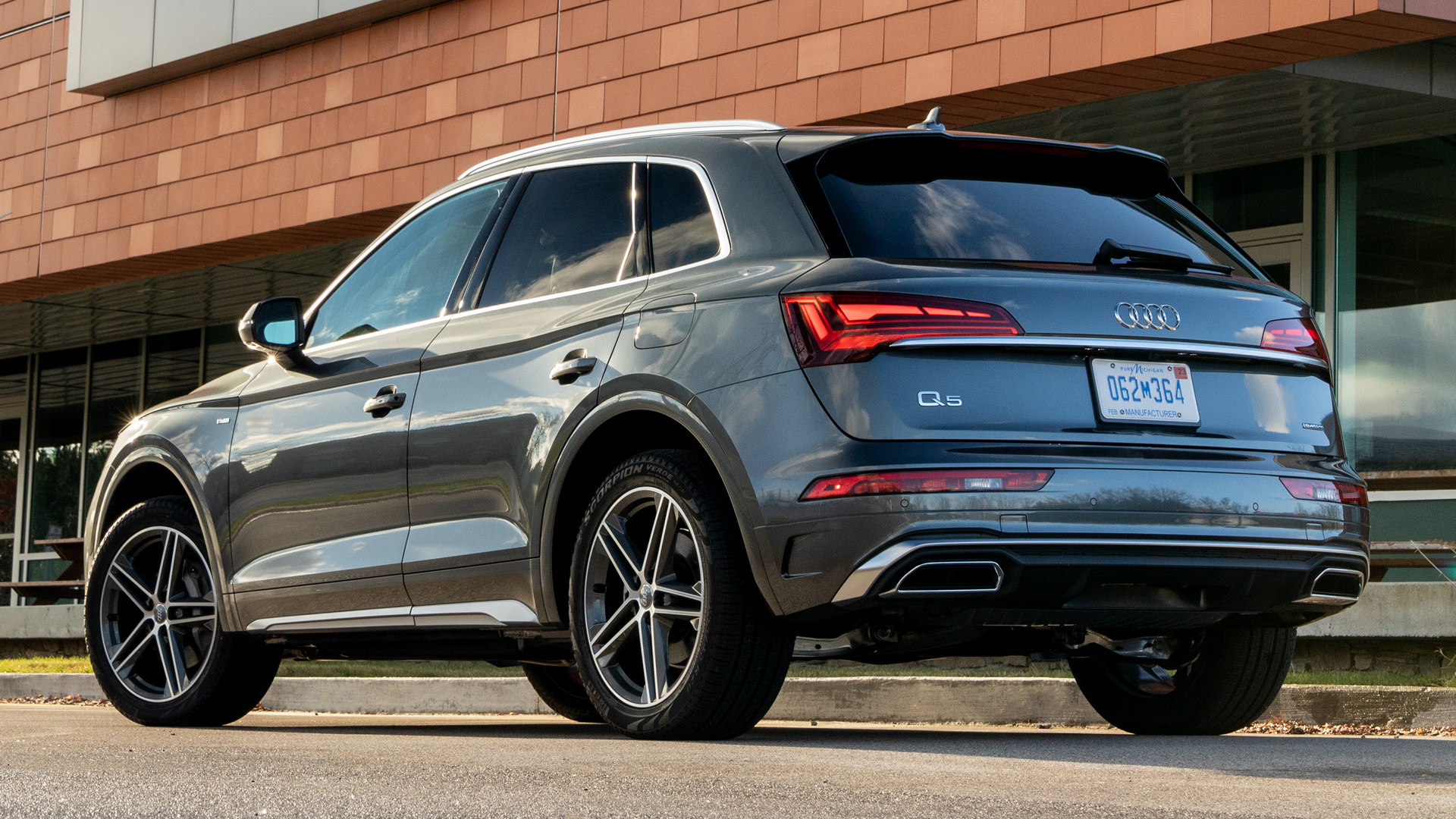 Audi Q5 Plug-In Hybrid S Line Wallpapers