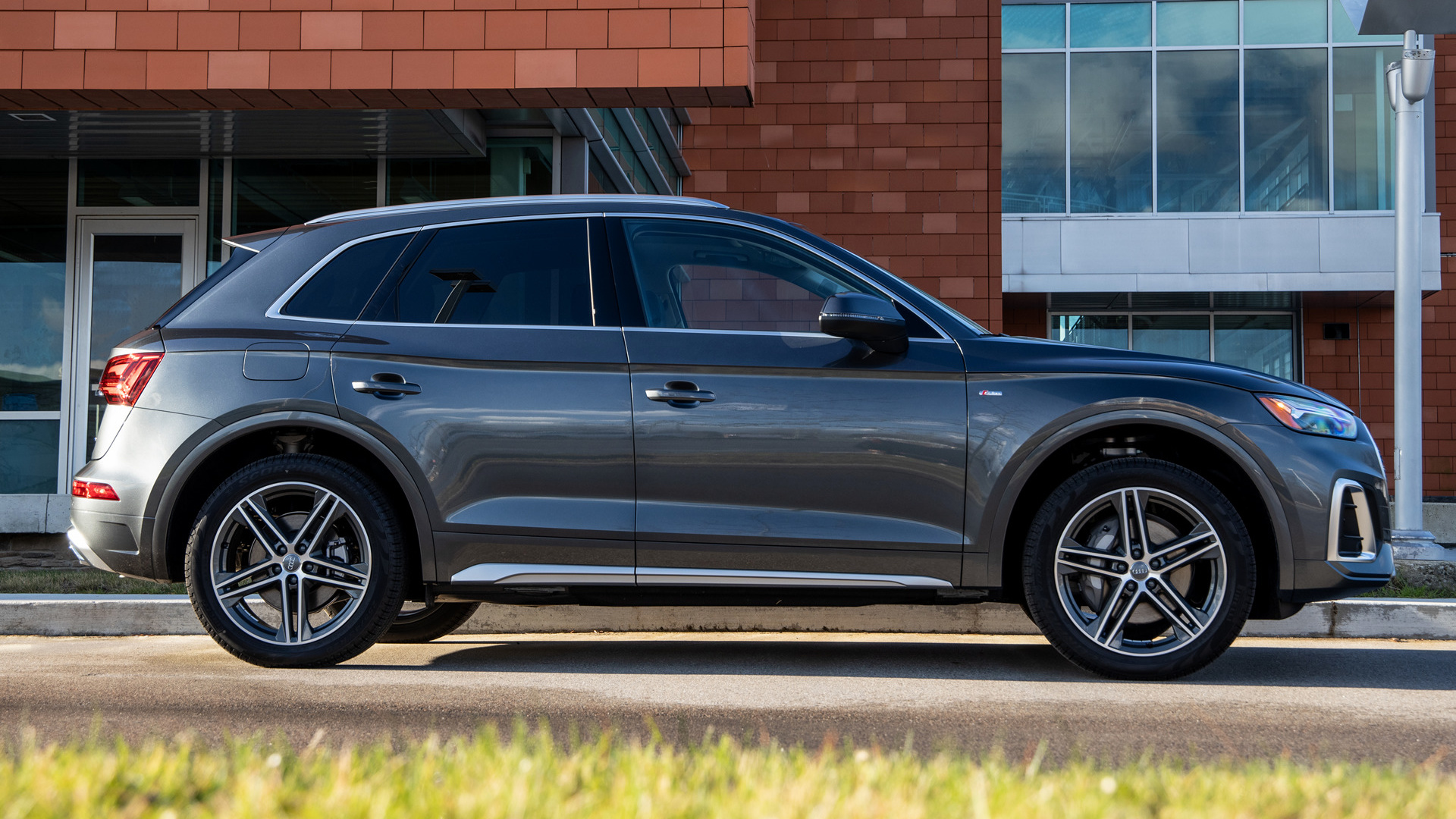 Audi Q5 Plug-In Hybrid S Line Wallpapers