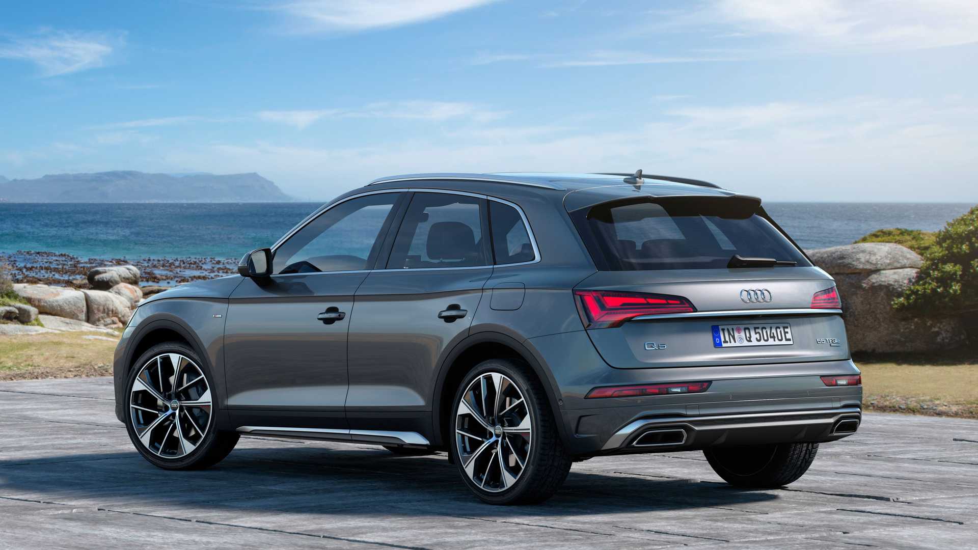 Audi Q5 Plug-In Hybrid S Line Wallpapers