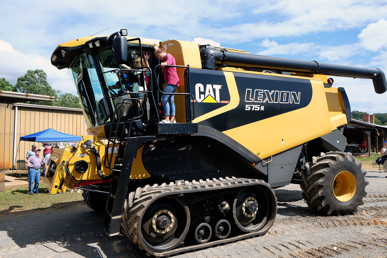 Caterpillar Lexion 575 Wallpapers