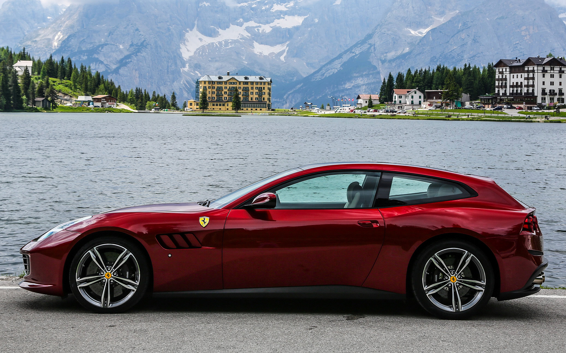 Ferrari Lusso Wallpapers