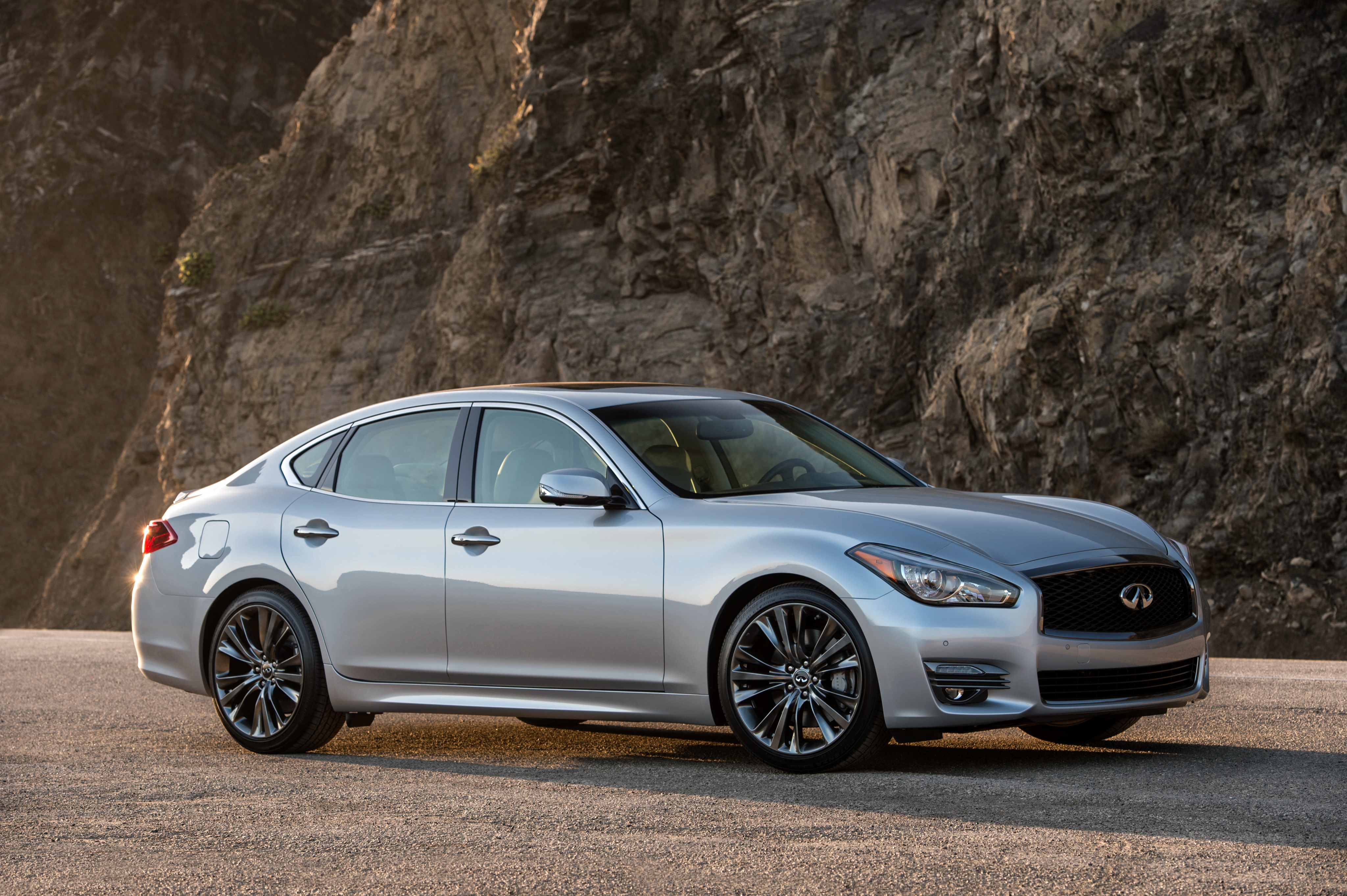 Infiniti Q70 Wallpapers