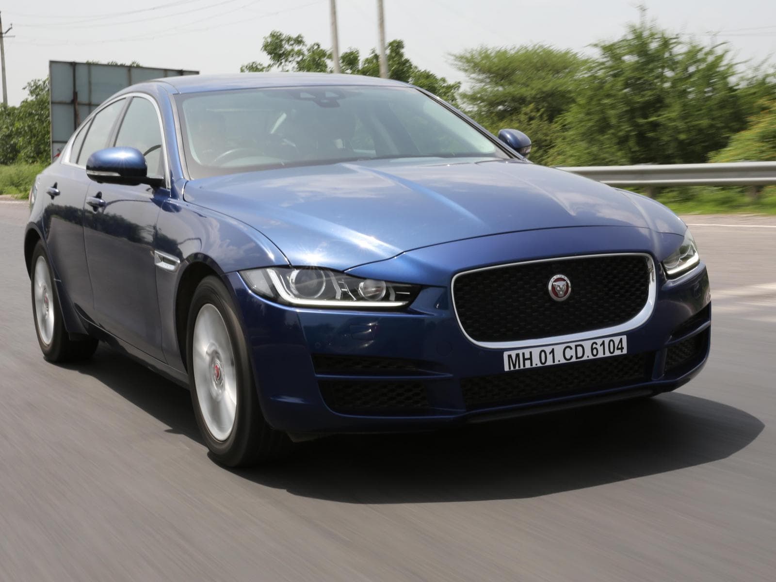 Jaguar Xe 2019 Wallpapers