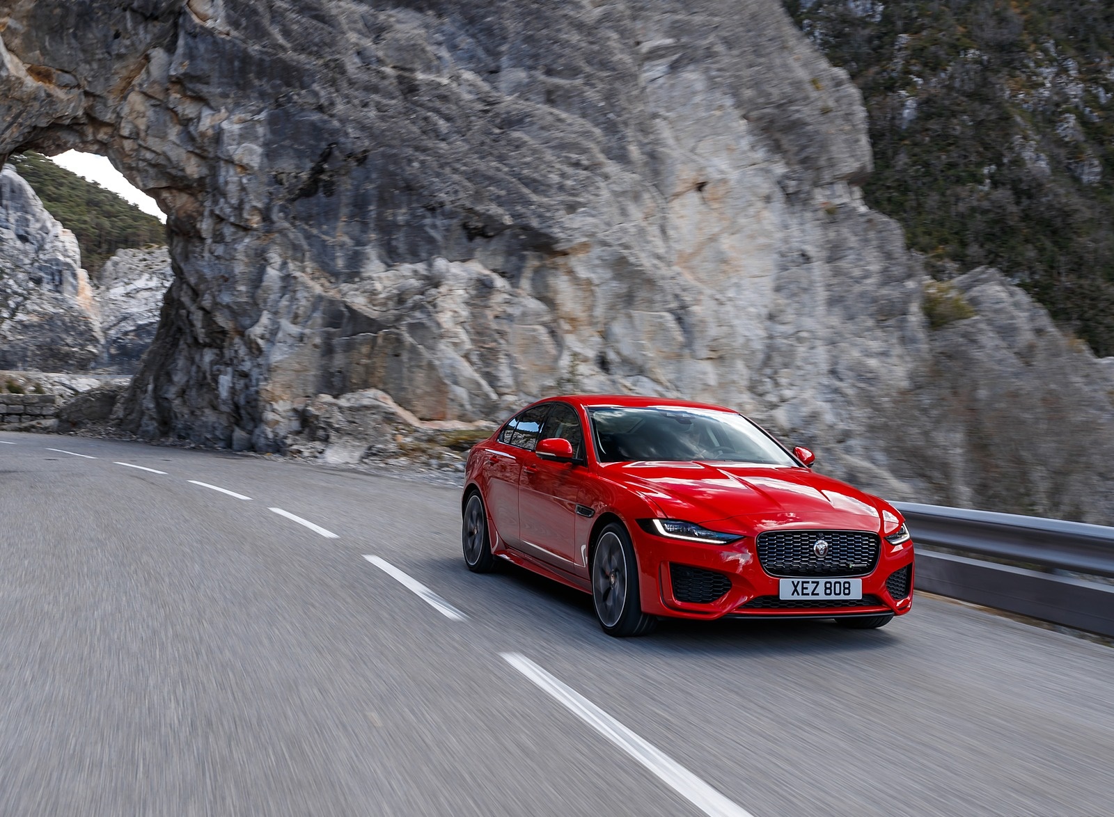 Jaguar Xe R-Dynamic P300 Se Wallpapers