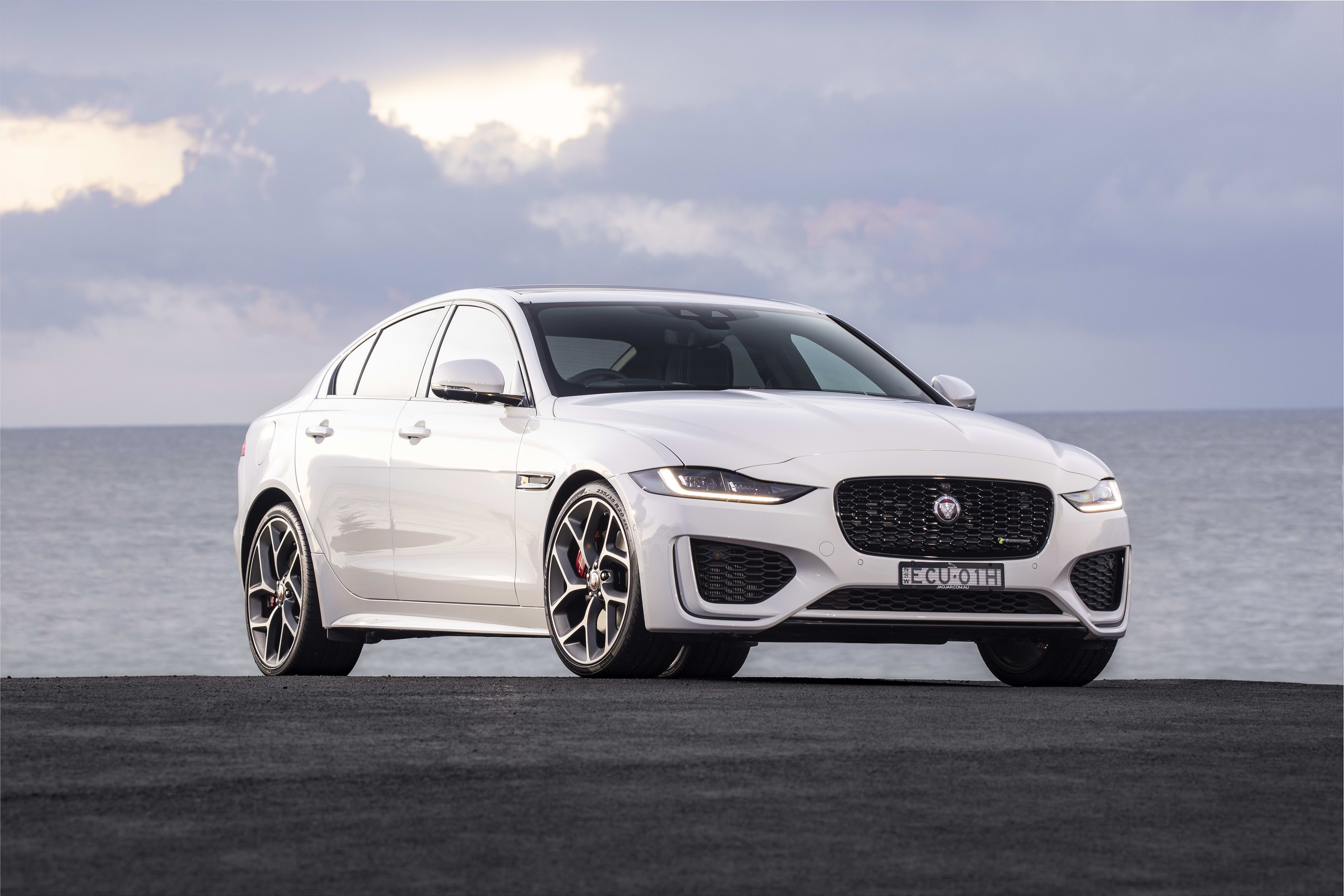 Jaguar Xe R-Dynamic P300 Se Wallpapers