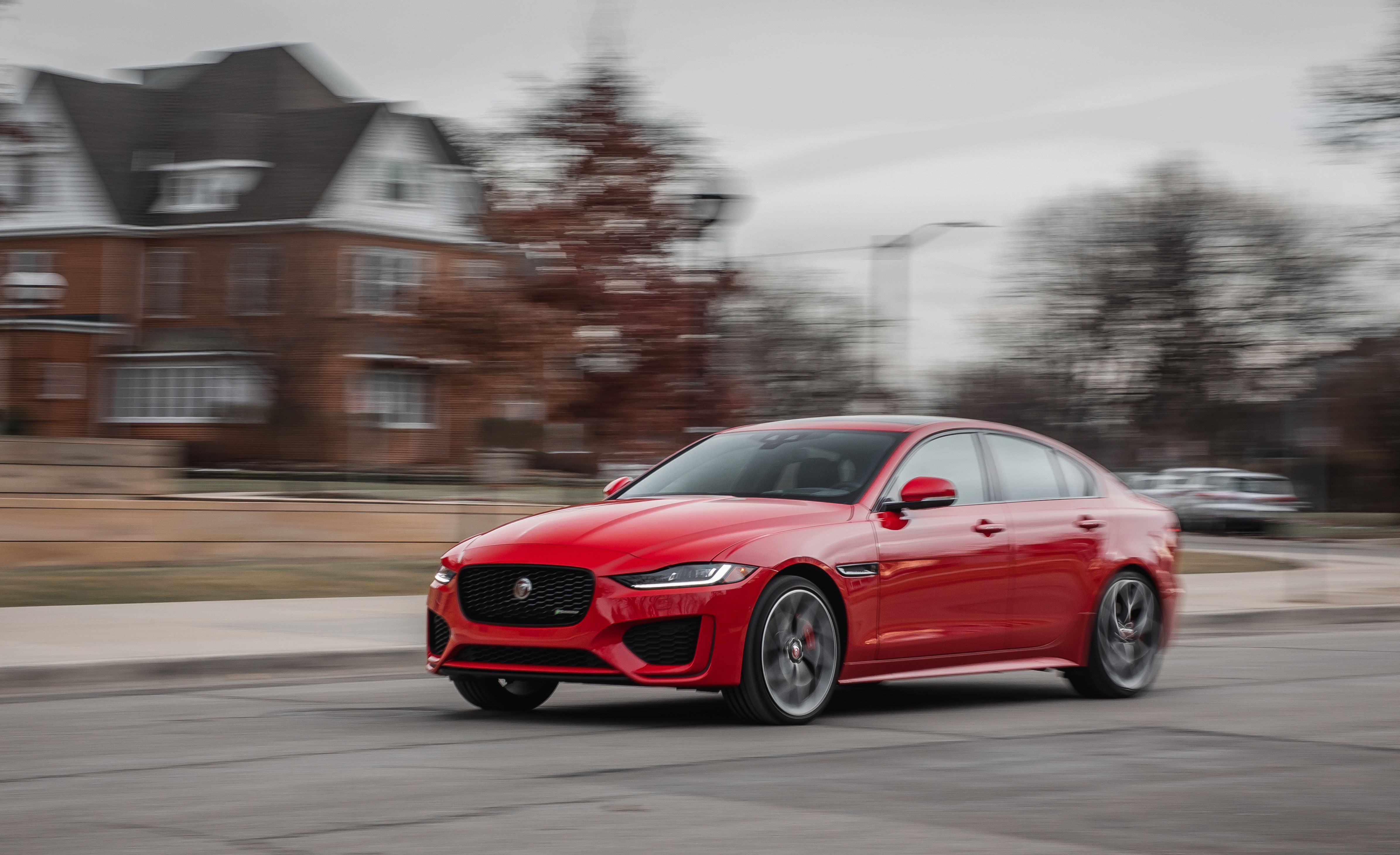 Jaguar Xe R-Dynamic P300 Se Wallpapers