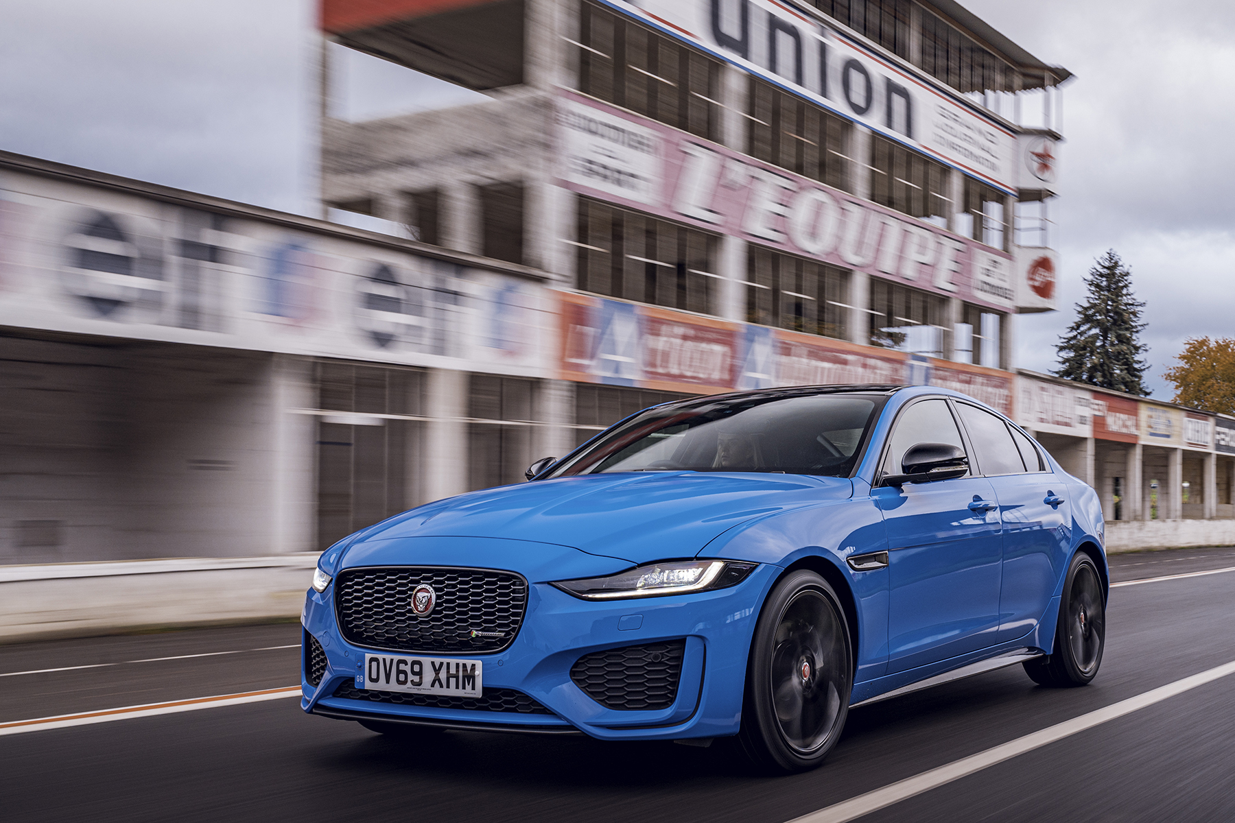 Jaguar Xe R-Dynamic P300 Se Wallpapers