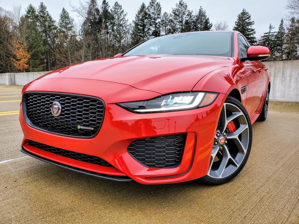 Jaguar Xe R-Dynamic P300 Se Wallpapers