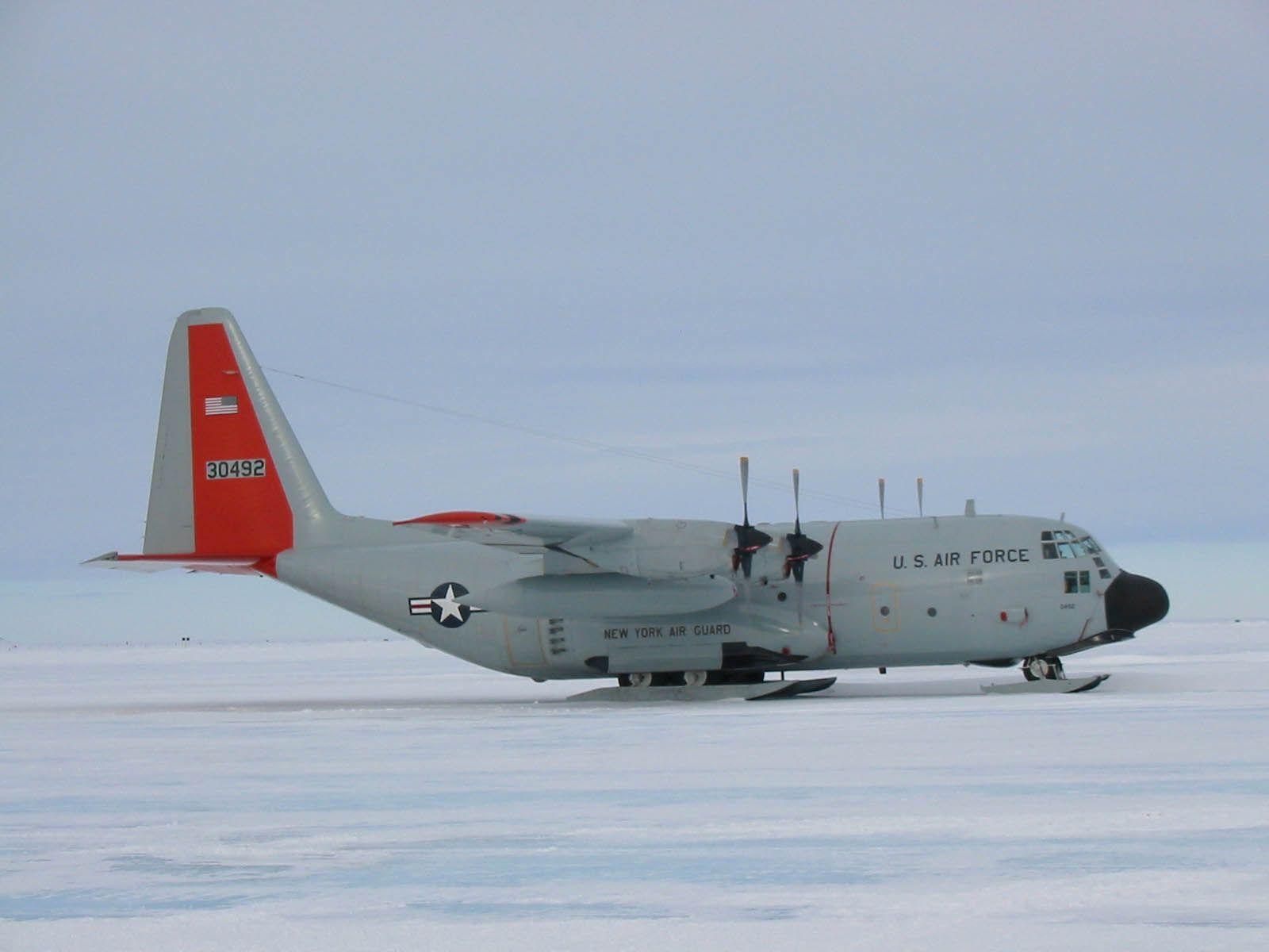 Lockheed L-100 Hercules Wallpapers