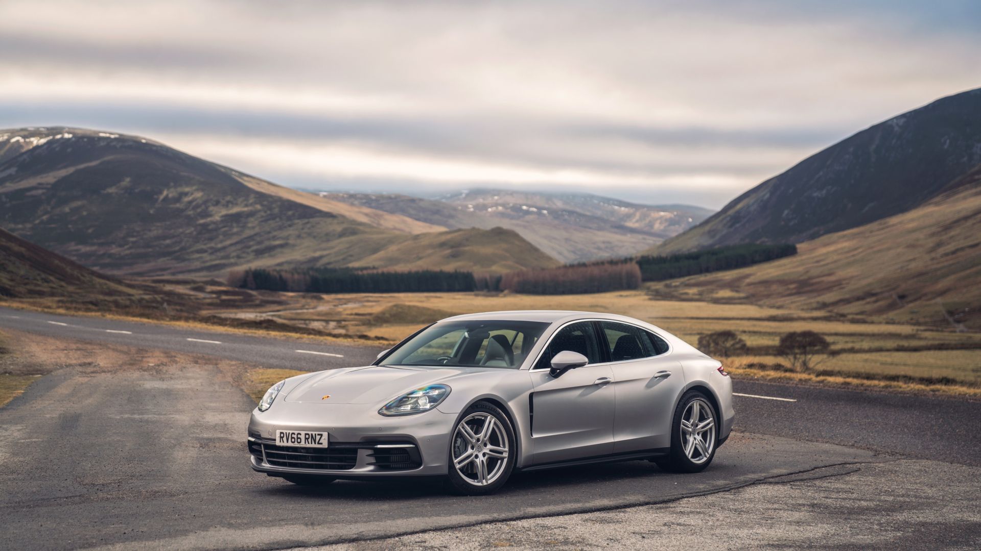 Porsche Panamera 4S Wallpapers