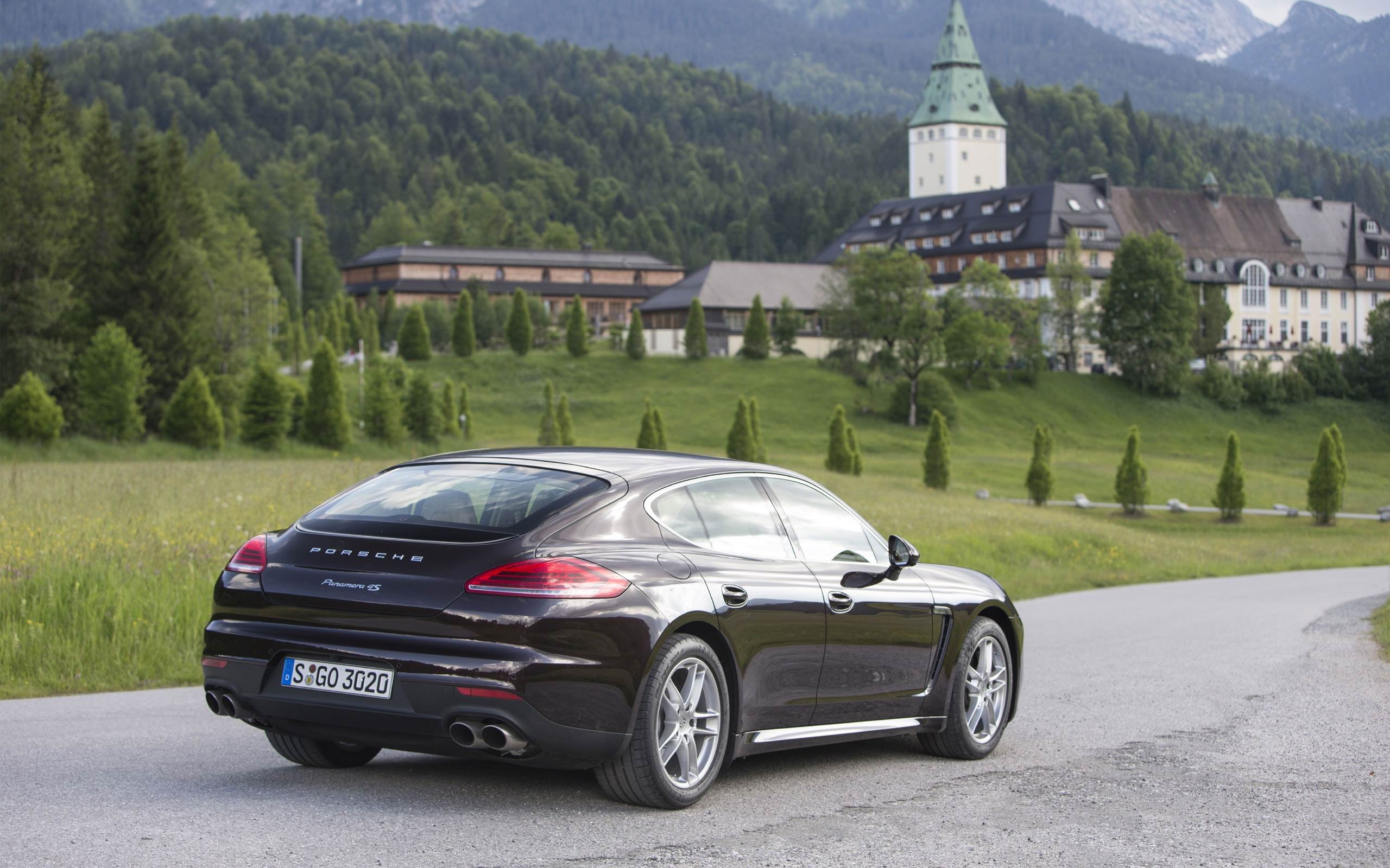 Porsche Panamera 4S Wallpapers