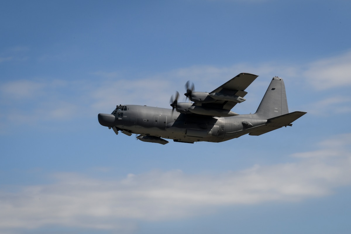 Lockheed Mc-130 Wallpapers