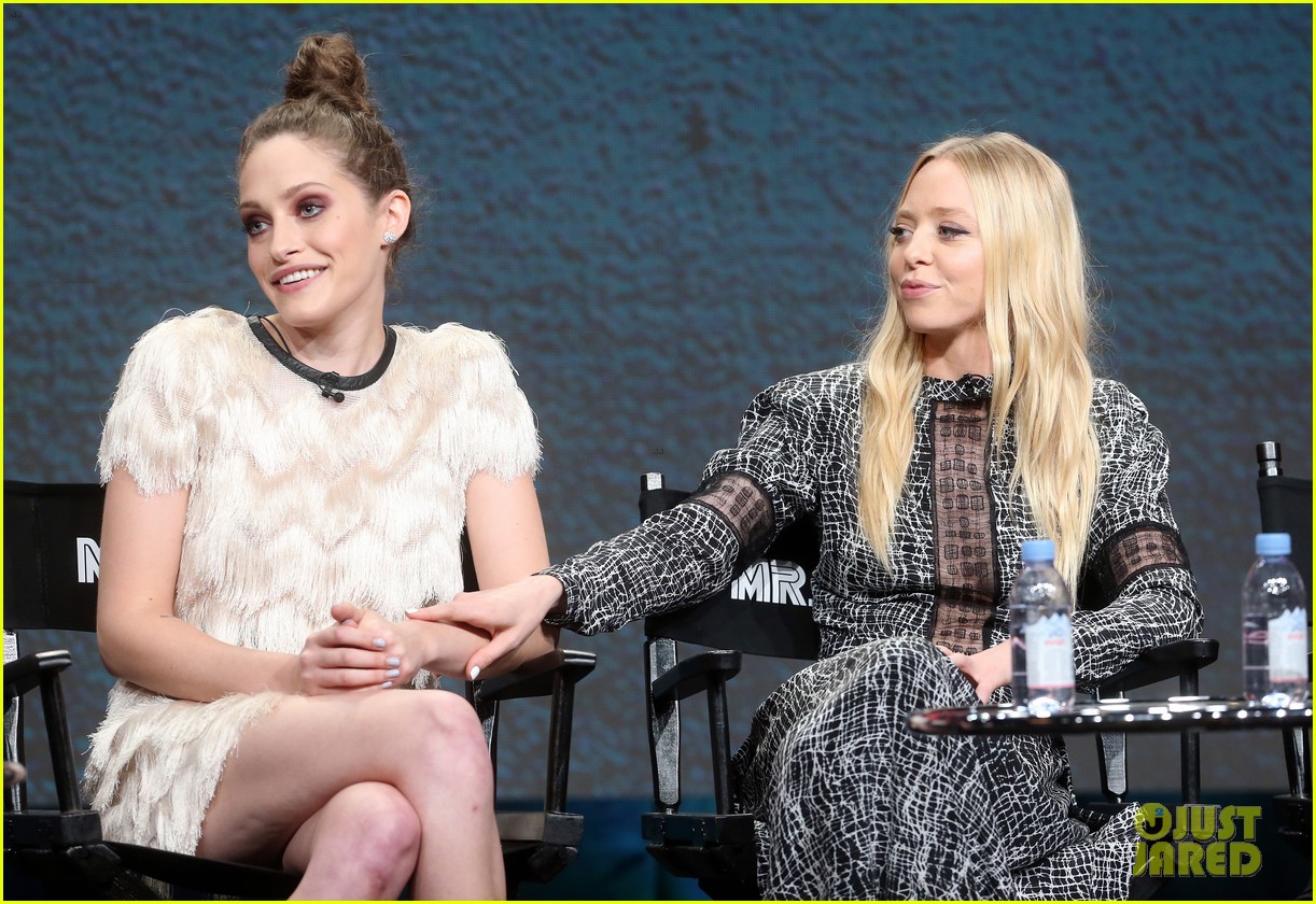 Carly Chaikin And Portia Doubleday Mr. Robot Actress Wallpapers