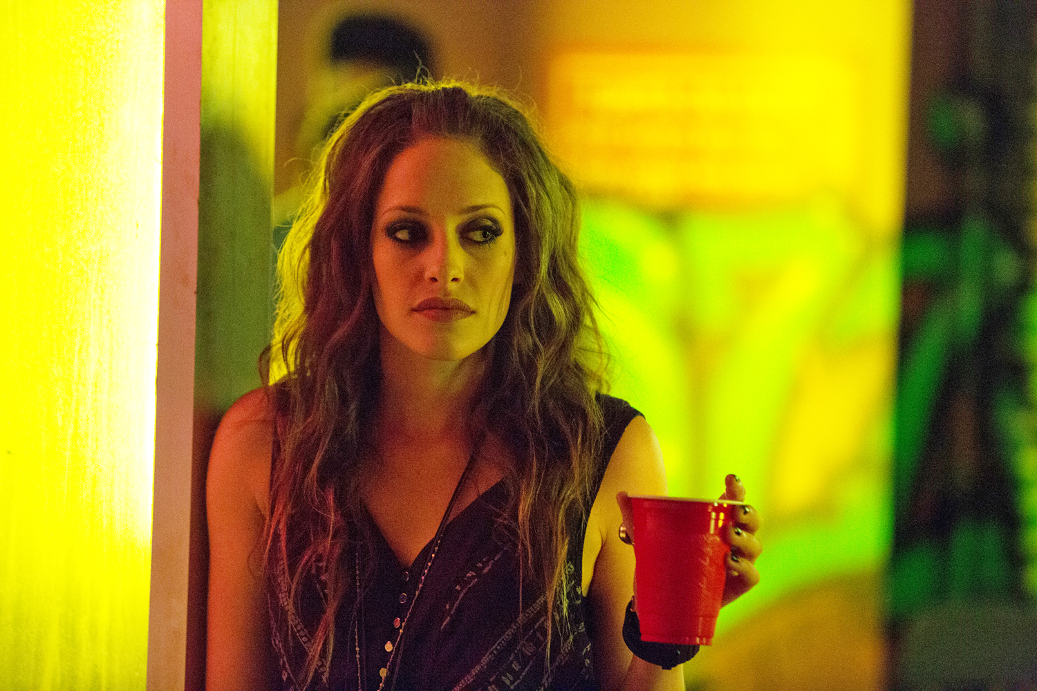 Carly Chaikin And Portia Doubleday Mr. Robot Actress Wallpapers