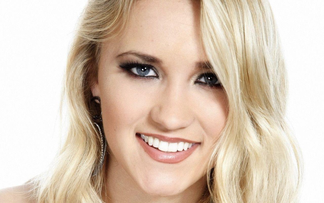 Emily Osment In Pretty Smart Wallpapers