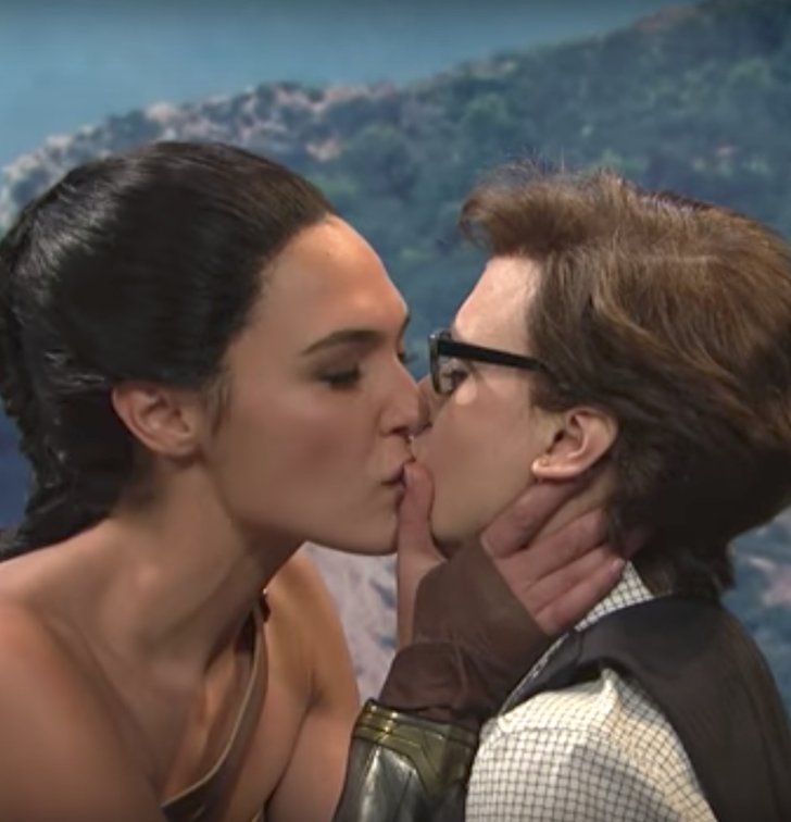 Kate Mckinnon Gal Gadot Snl 2017 Wallpapers