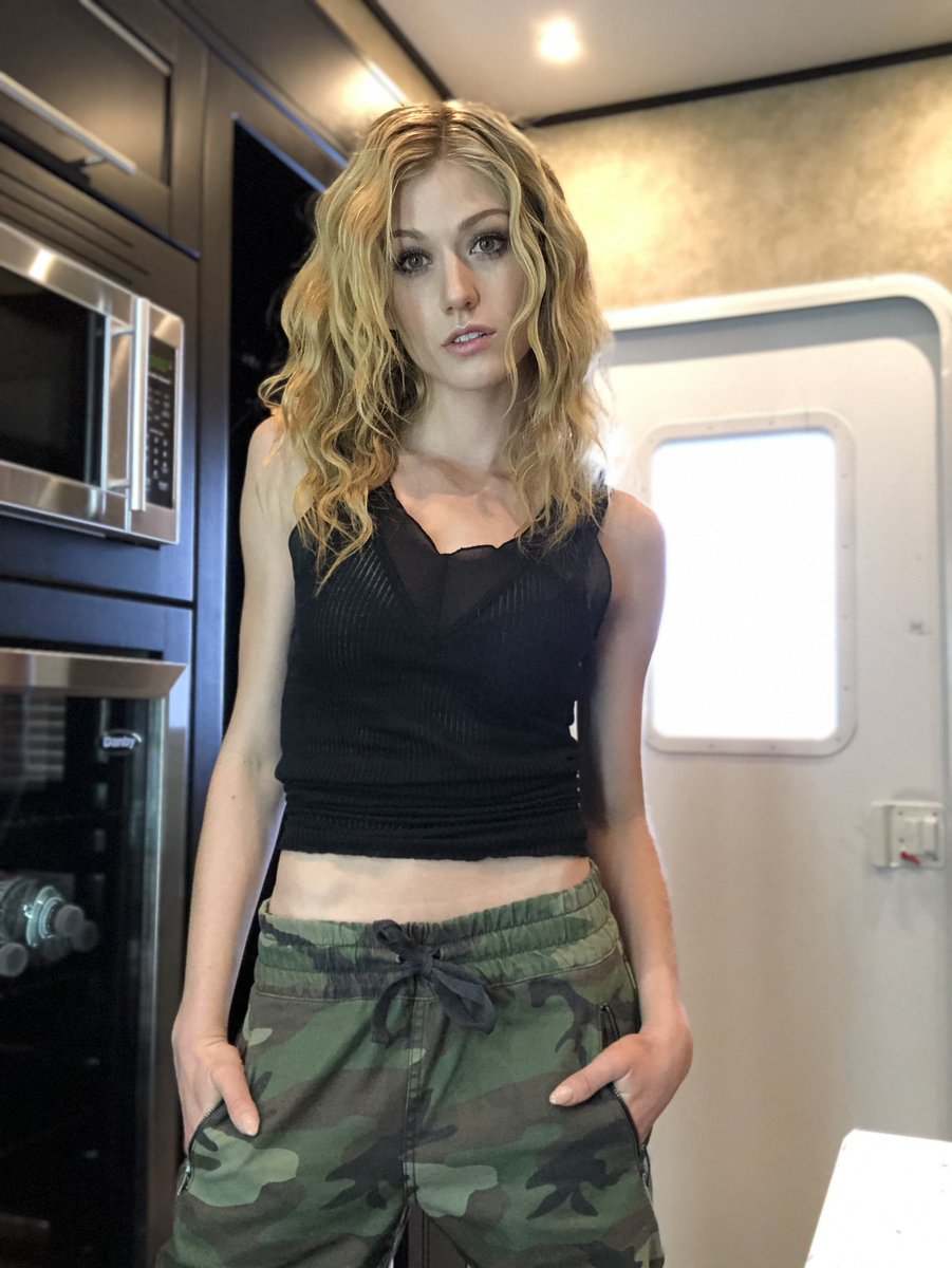 Katherine Mcnamara As Mia Smoak Wallpapers