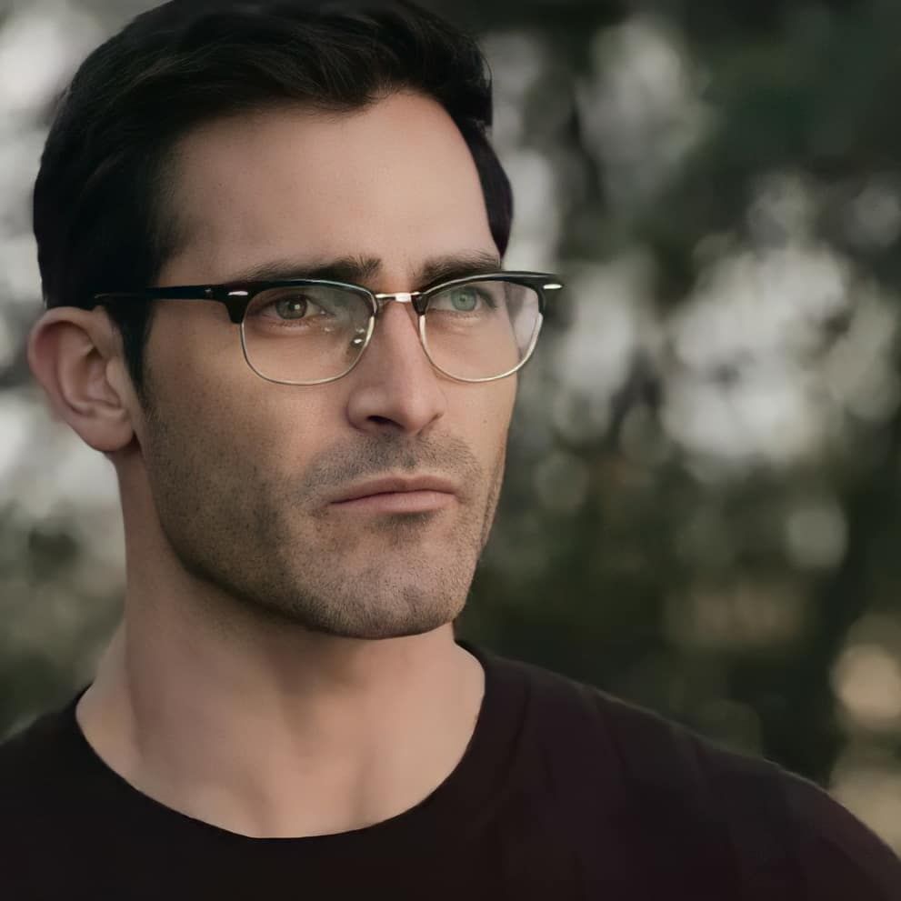 Tyler Hoechlin As Clark Kent Superman Wallpapers