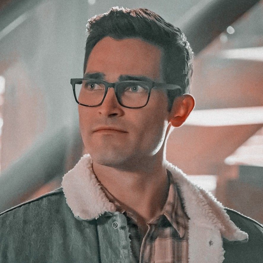 Tyler Hoechlin As Clark Kent Superman Wallpapers