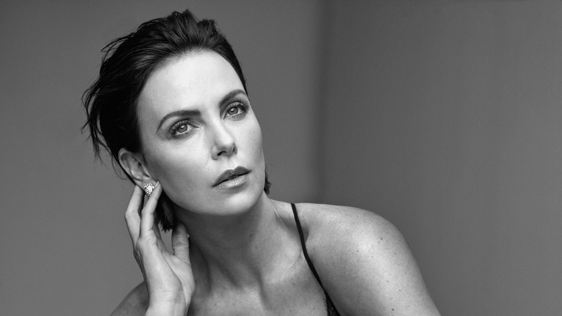 Charlize Theron Monochrome Wallpapers