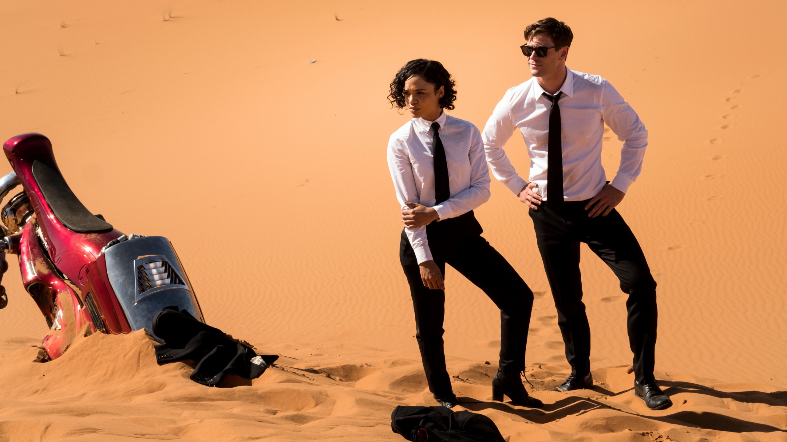 Chris Hemsworth And Tessa Thompson Men In Black 4 Wallpapers