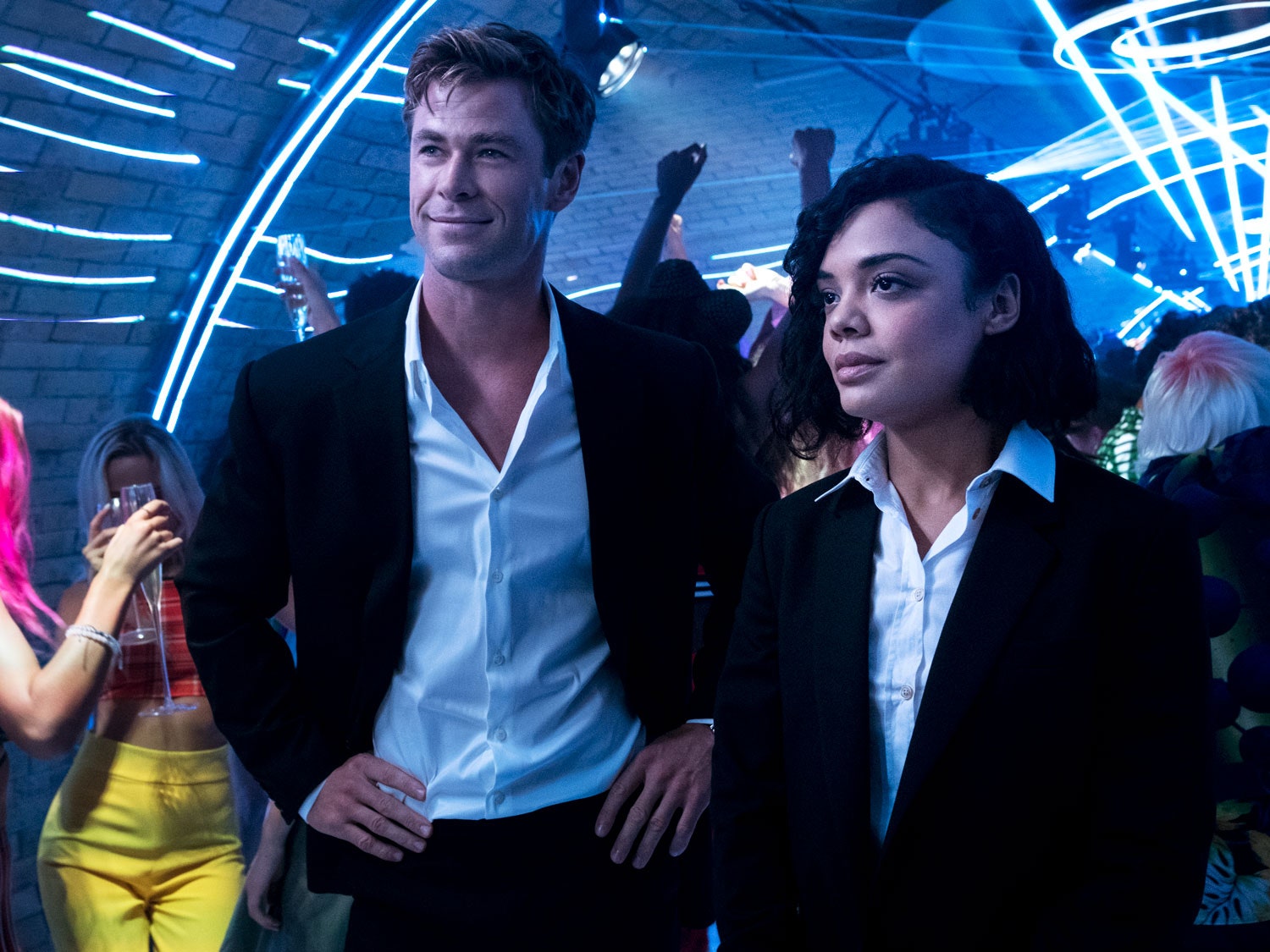 Chris Hemsworth And Tessa Thompson Men In Black 4 Wallpapers