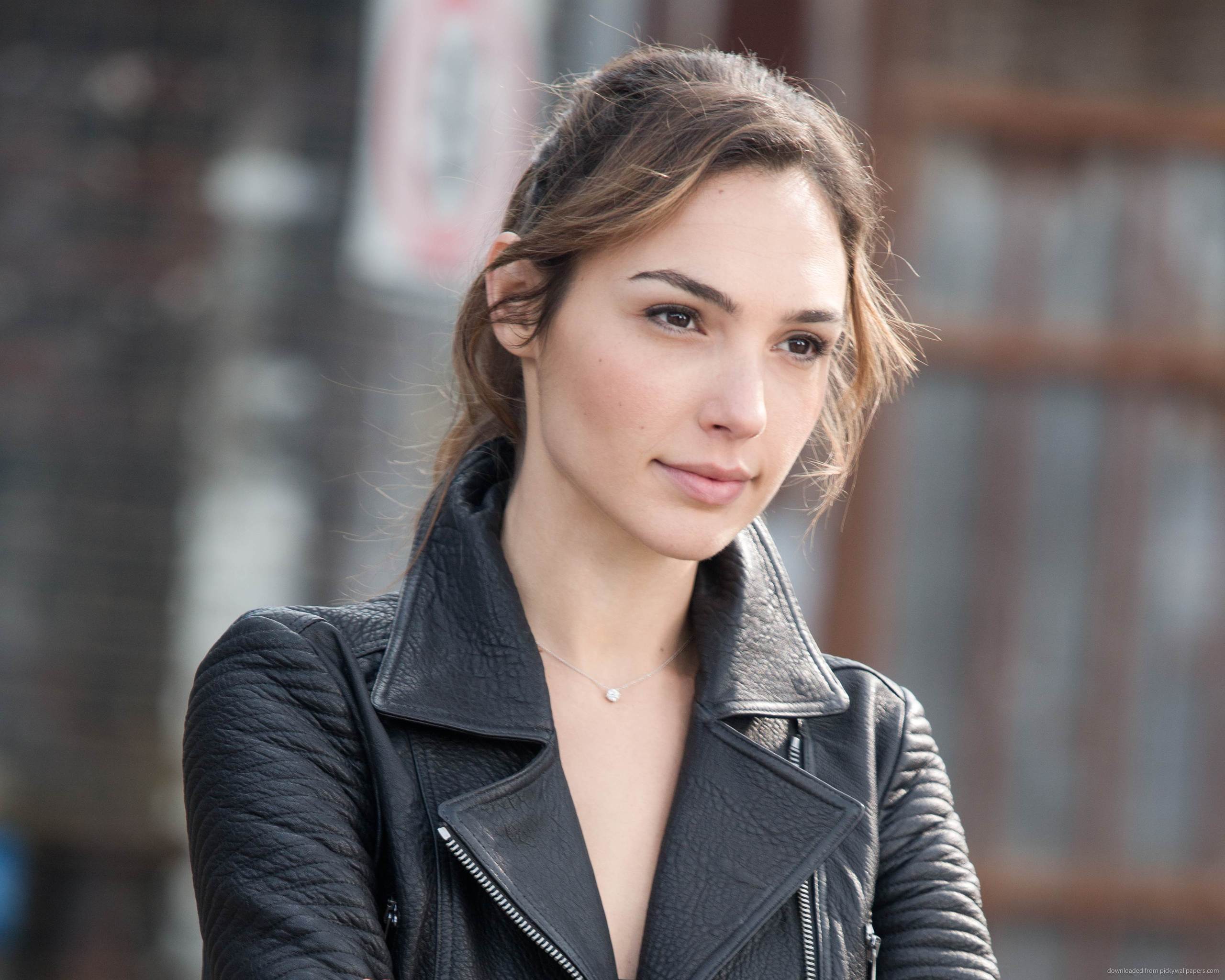 Gal Gadot Red Notice Movie Wallpapers