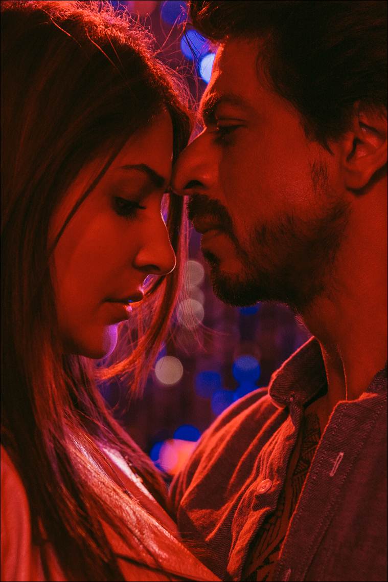 Jab Harry Met Sejal Anushka And Shahrukh Khan Romance Wallpapers