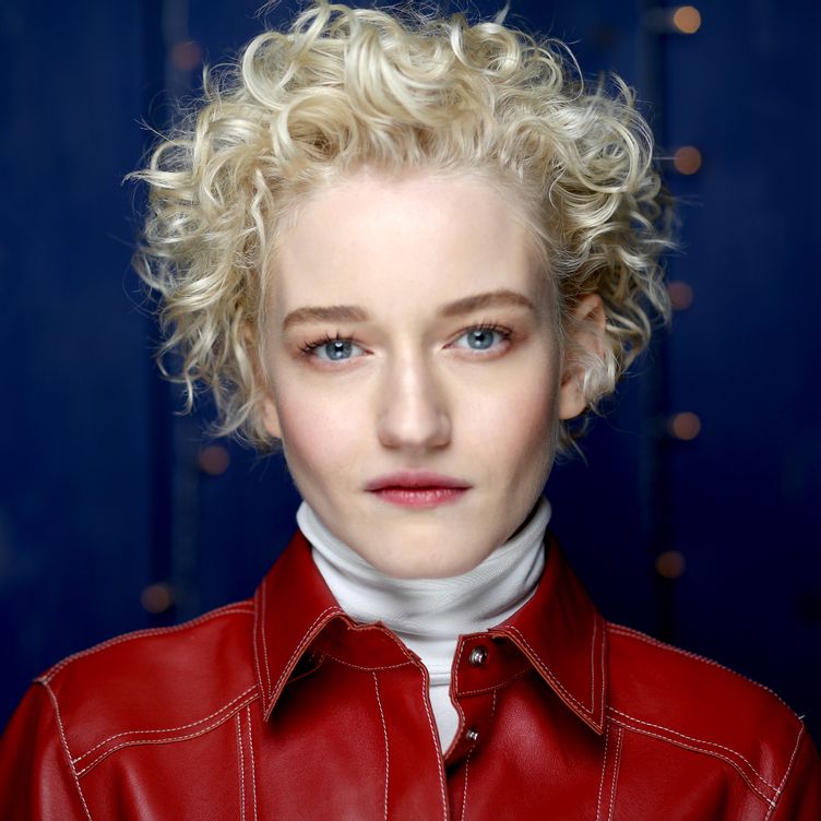 Julia Garner Hd Inventing Anna Wallpapers