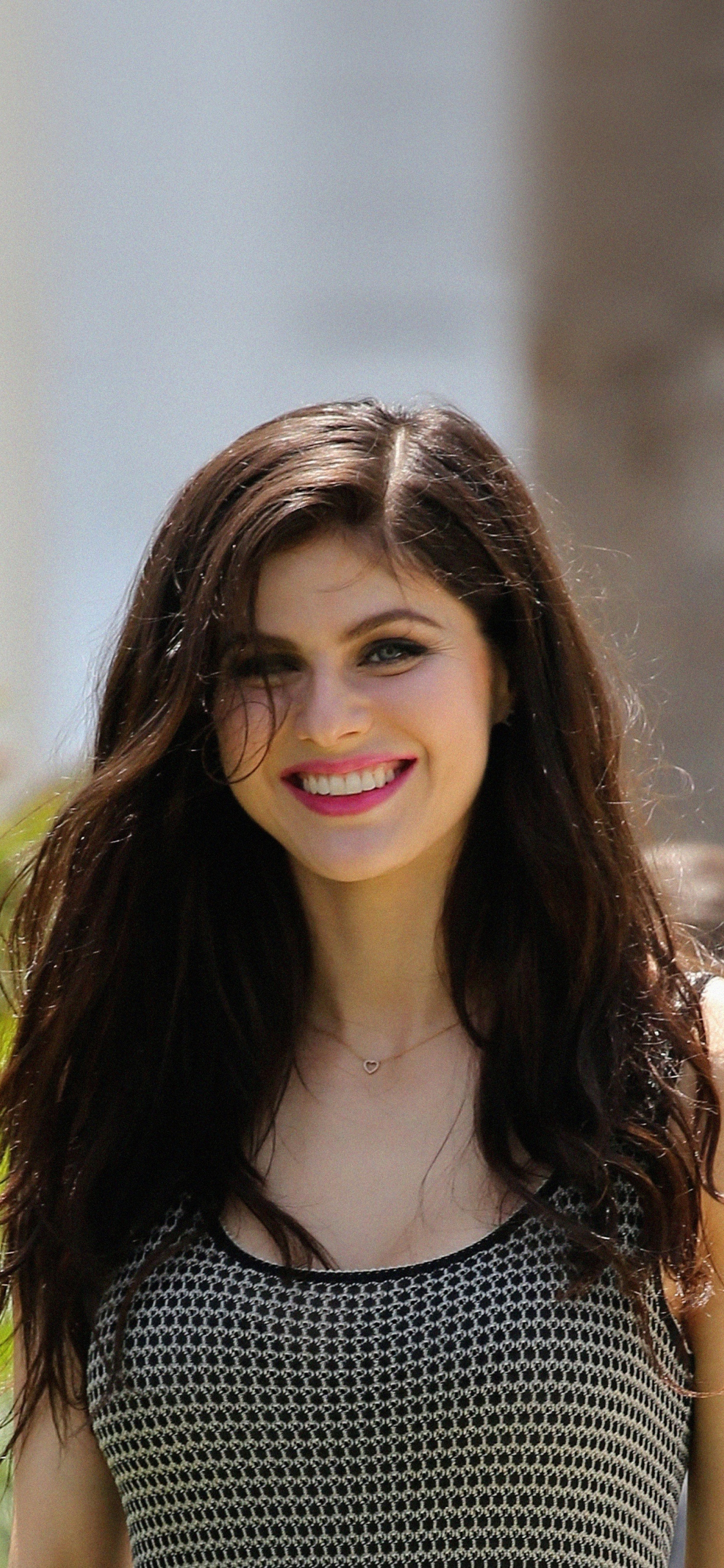 Alexandra Daddario Iphone Wallpapers