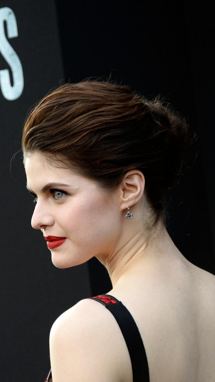 Alexandra Daddario Iphone Wallpapers