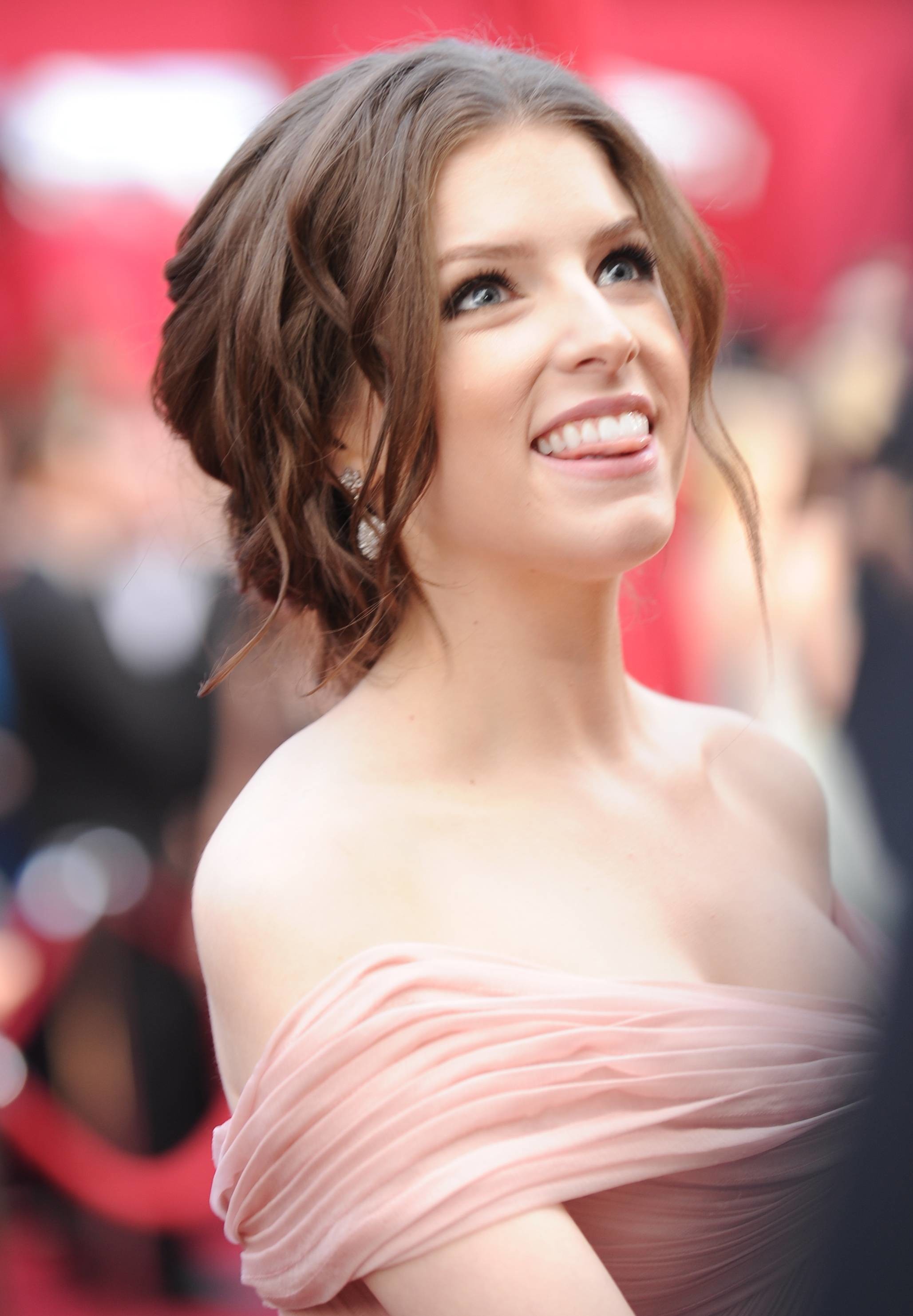 Anna Kendrick Iphone Wallpapers