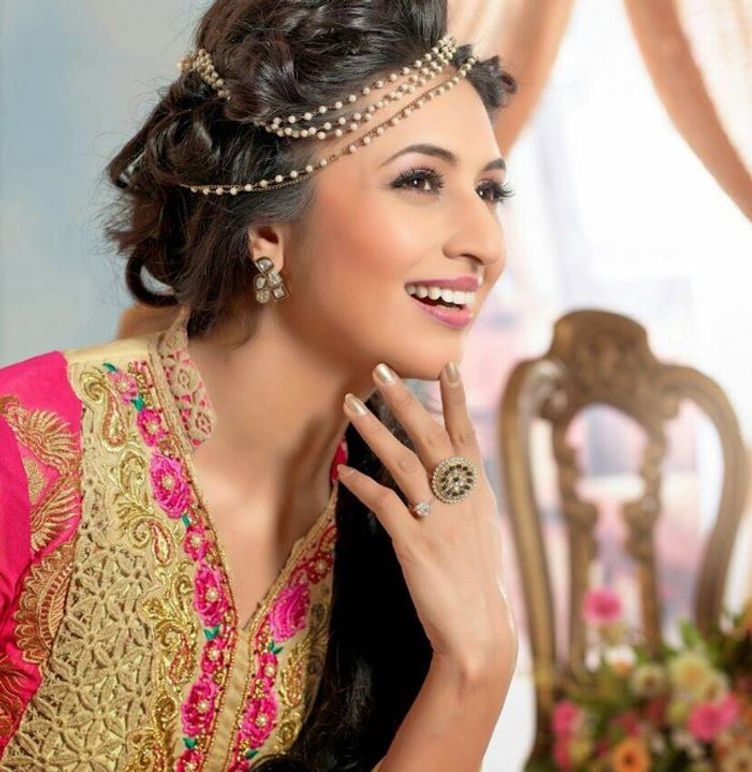 Divyanka Tripathi Beautiful Photos Wallpapers