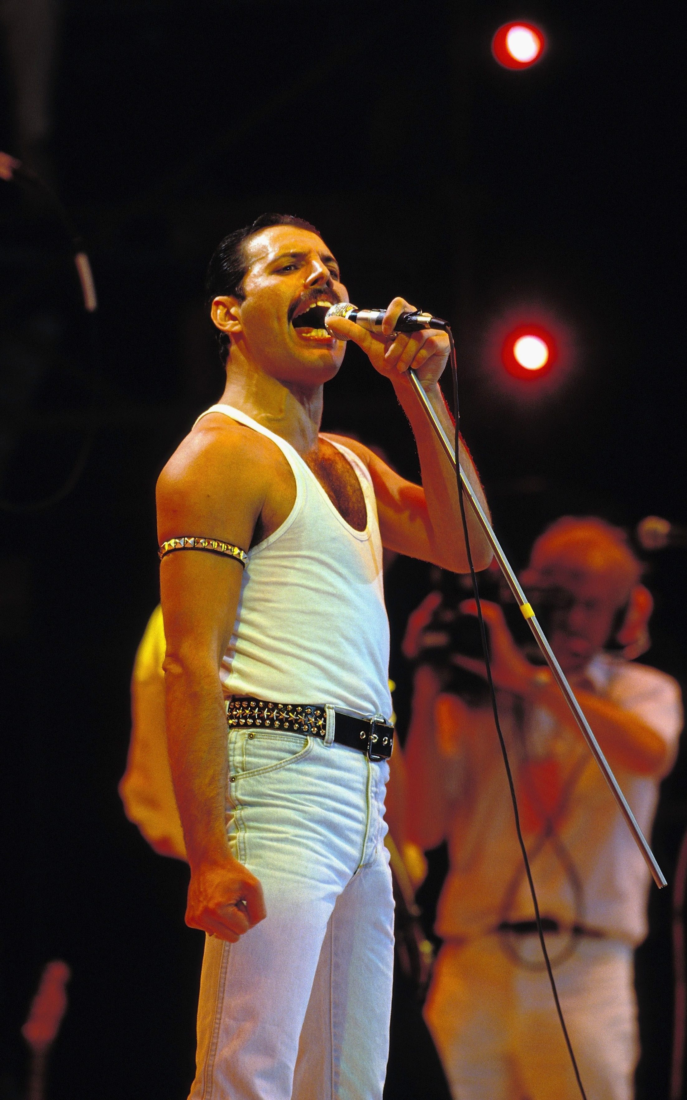 Freddie Mercury At Live Aid Images Wallpapers