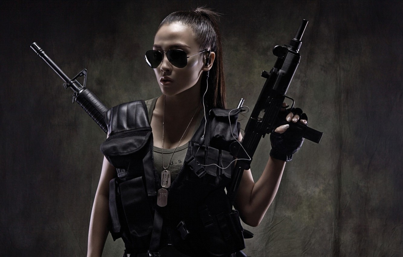 Girl With Guns Wallpapers