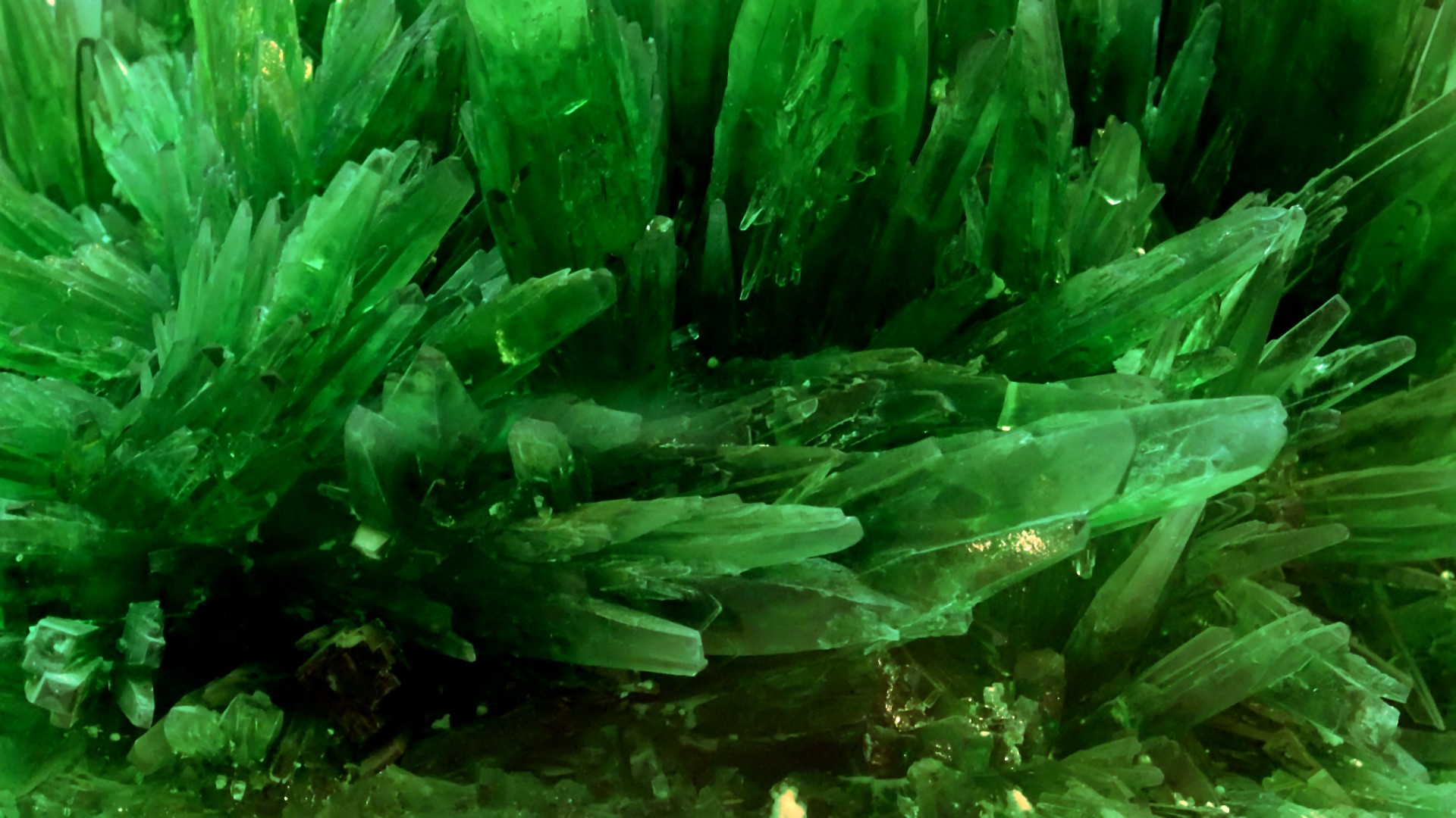 Green Crystals Wallpapers