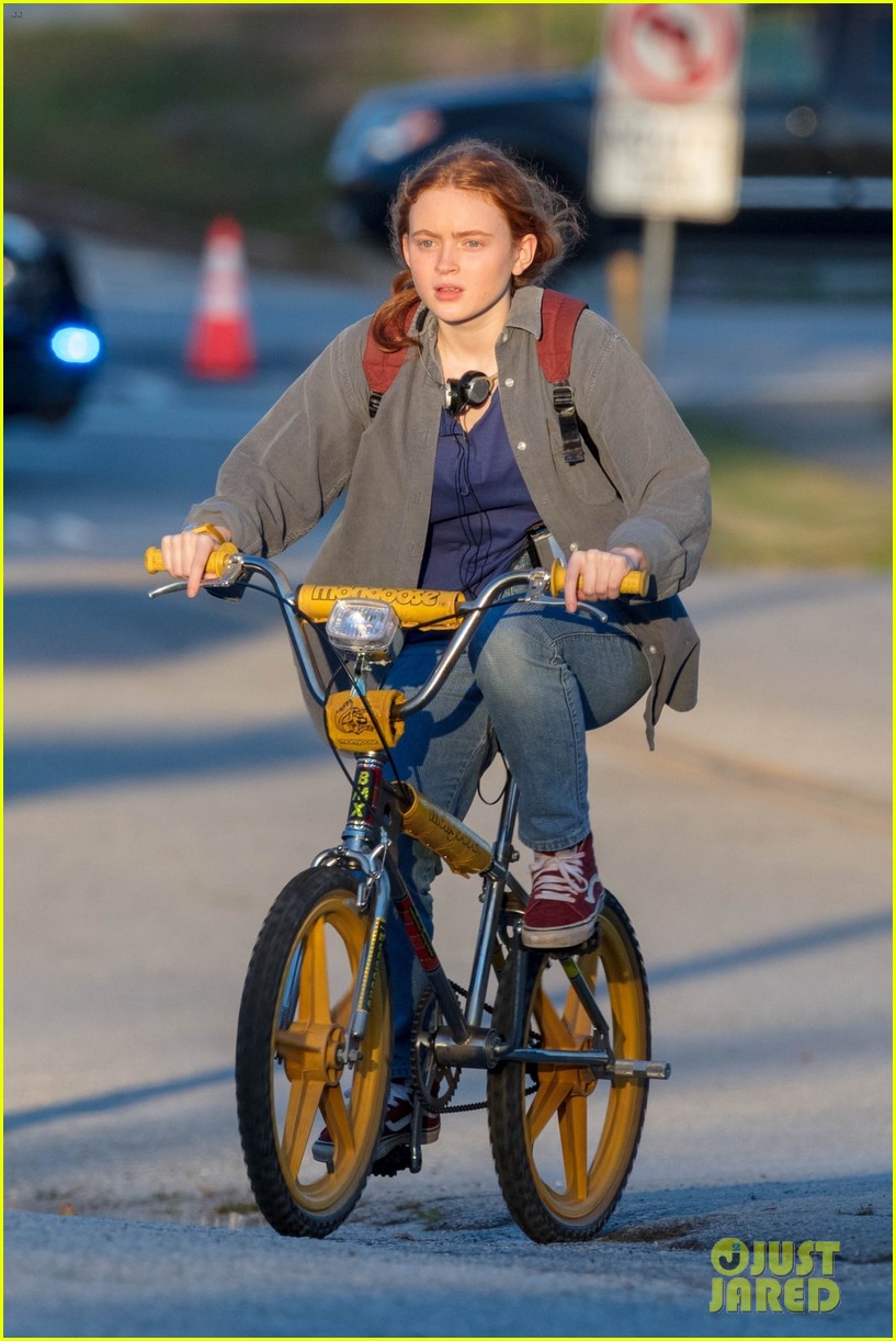 Joe Keery Photoshoot Yellow Wallpapers