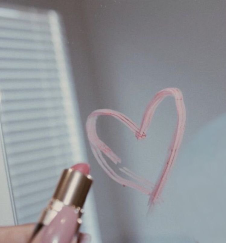 Lip Gloss Aesthetic Wallpapers