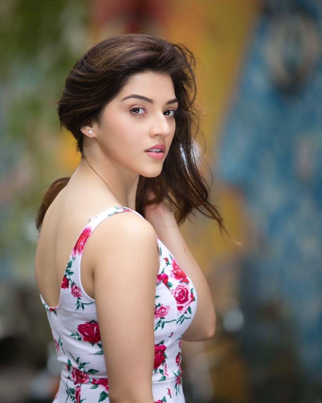 Mehreen Pirzada Hot Wallpapers