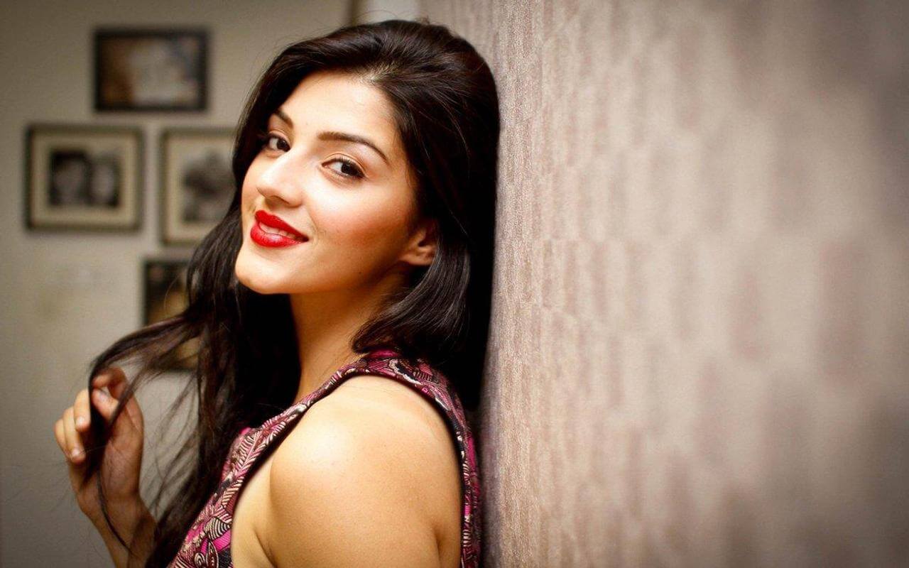 Mehreen Pirzada Hot Wallpapers