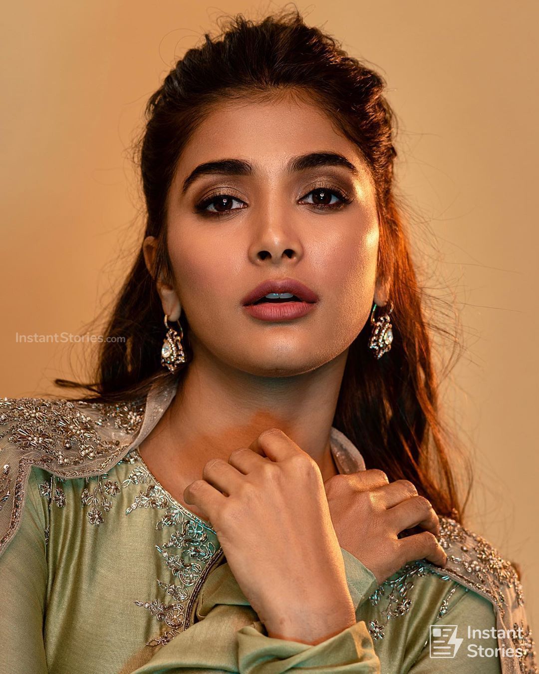 Pooja Hegde Hot Pics Wallpapers