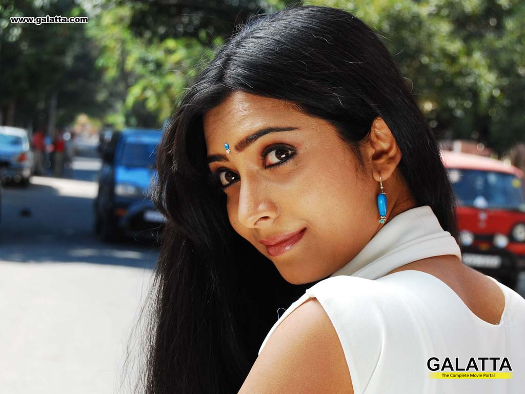 Radhika Pandit Photo Wallpapers