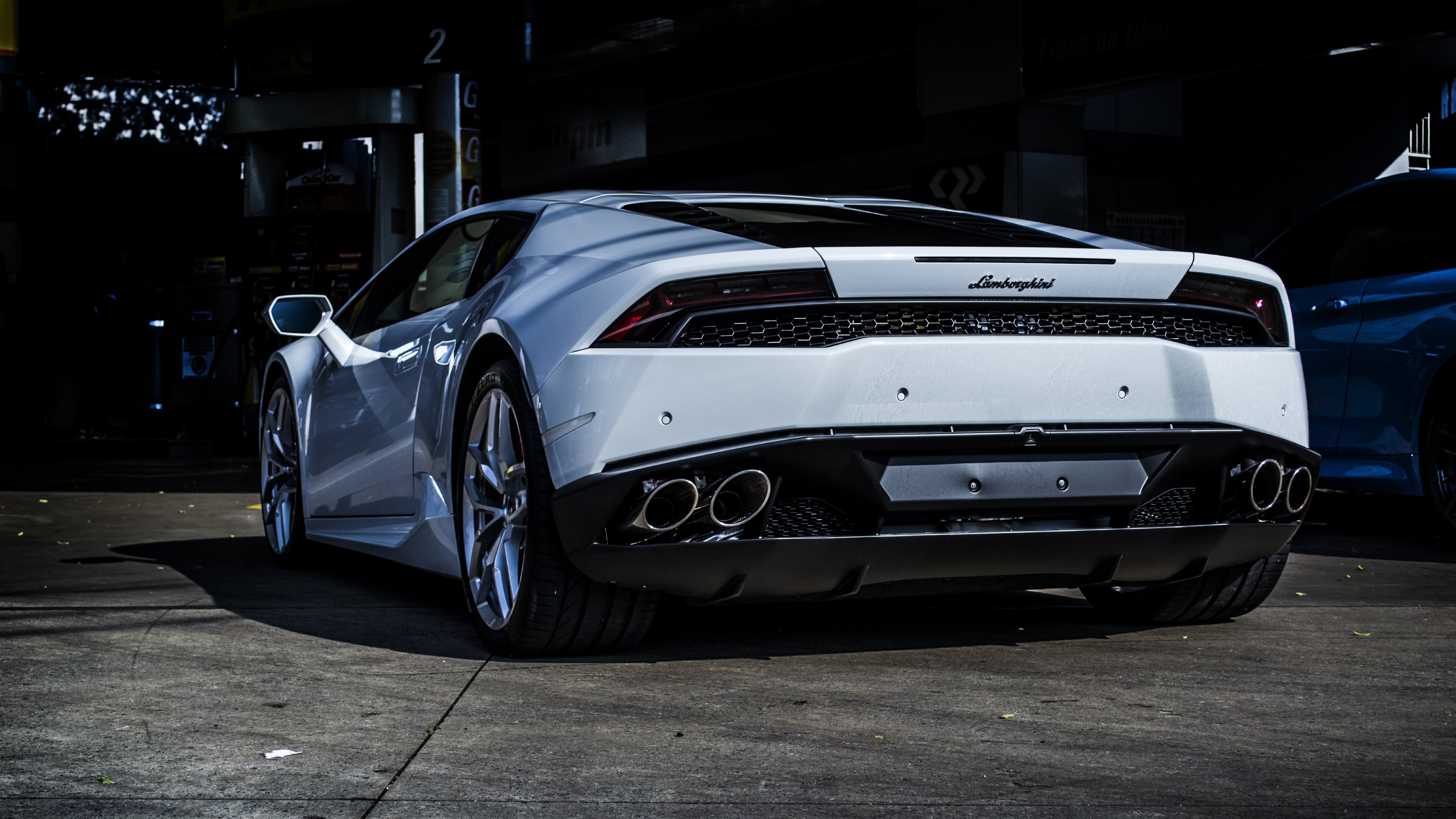 White Lambo Huracan Wallpapers