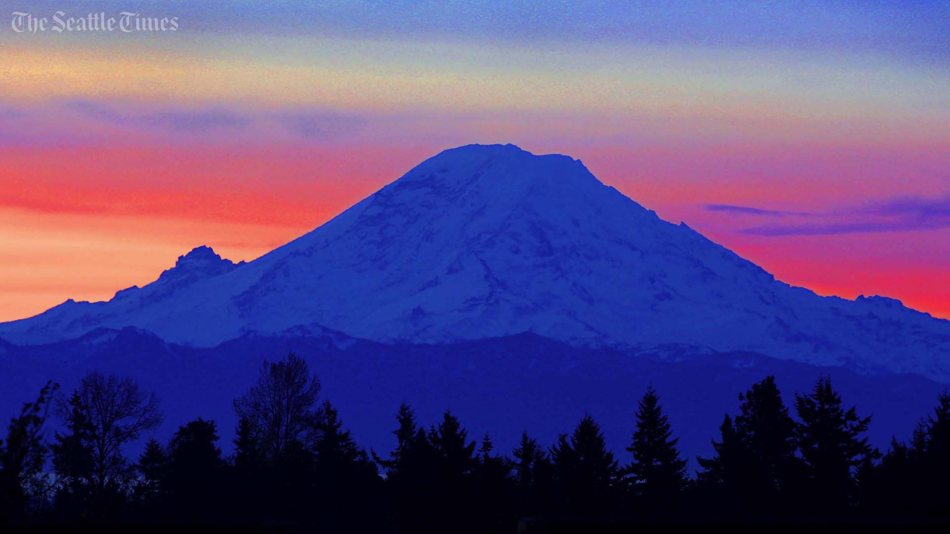 Mount Rainier Zoom Background